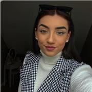 Étudiante en droit qui propose des cours d'économie